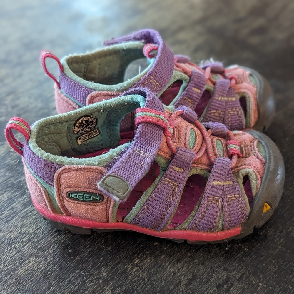 Toddler keens